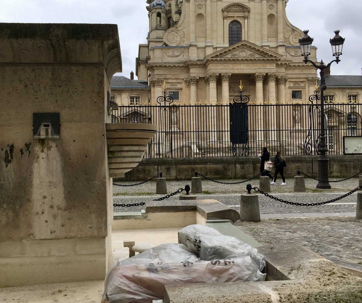 JCQDSE's tweet photo. Au. Val de Grâce… 
La fontaine sert à stocker des sacs poubelle de la Ville. 
#saccageparis https://t.co/xh57EmndlA