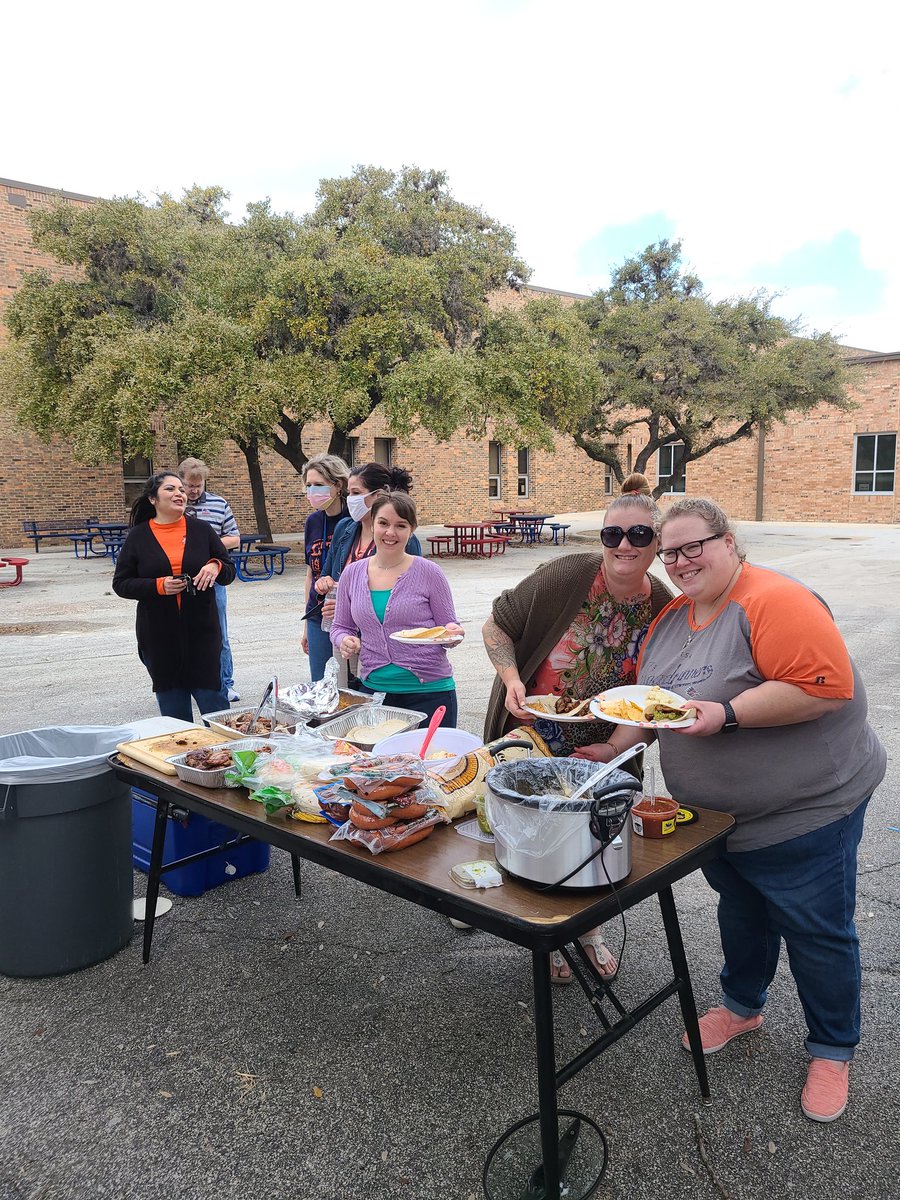 teachinitup's tweet photo. A team that eats together and learns together, GROWS TOGETHER!  #RangersLead https://t.co/KsQq3PTlJr