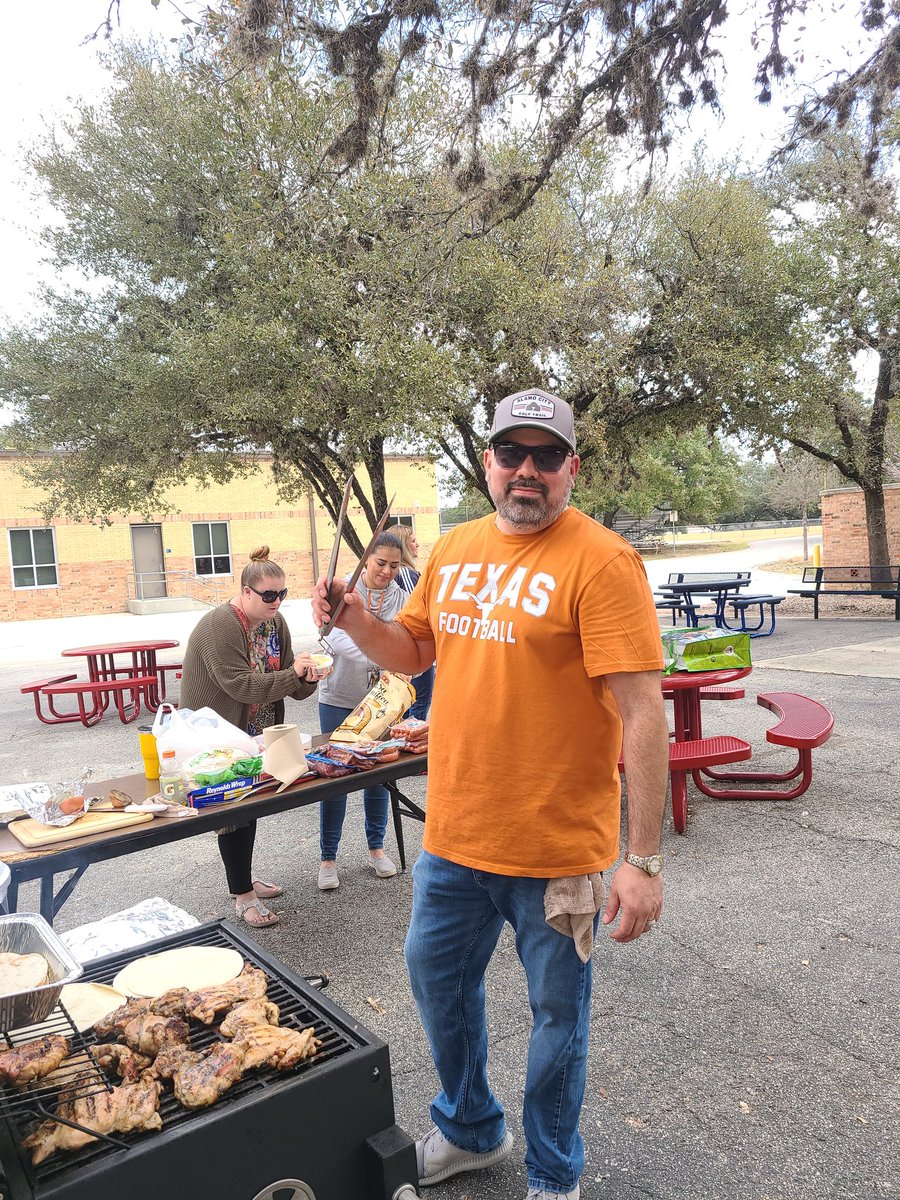 teachinitup's tweet photo. A team that eats together and learns together, GROWS TOGETHER!  #RangersLead https://t.co/KsQq3PTlJr