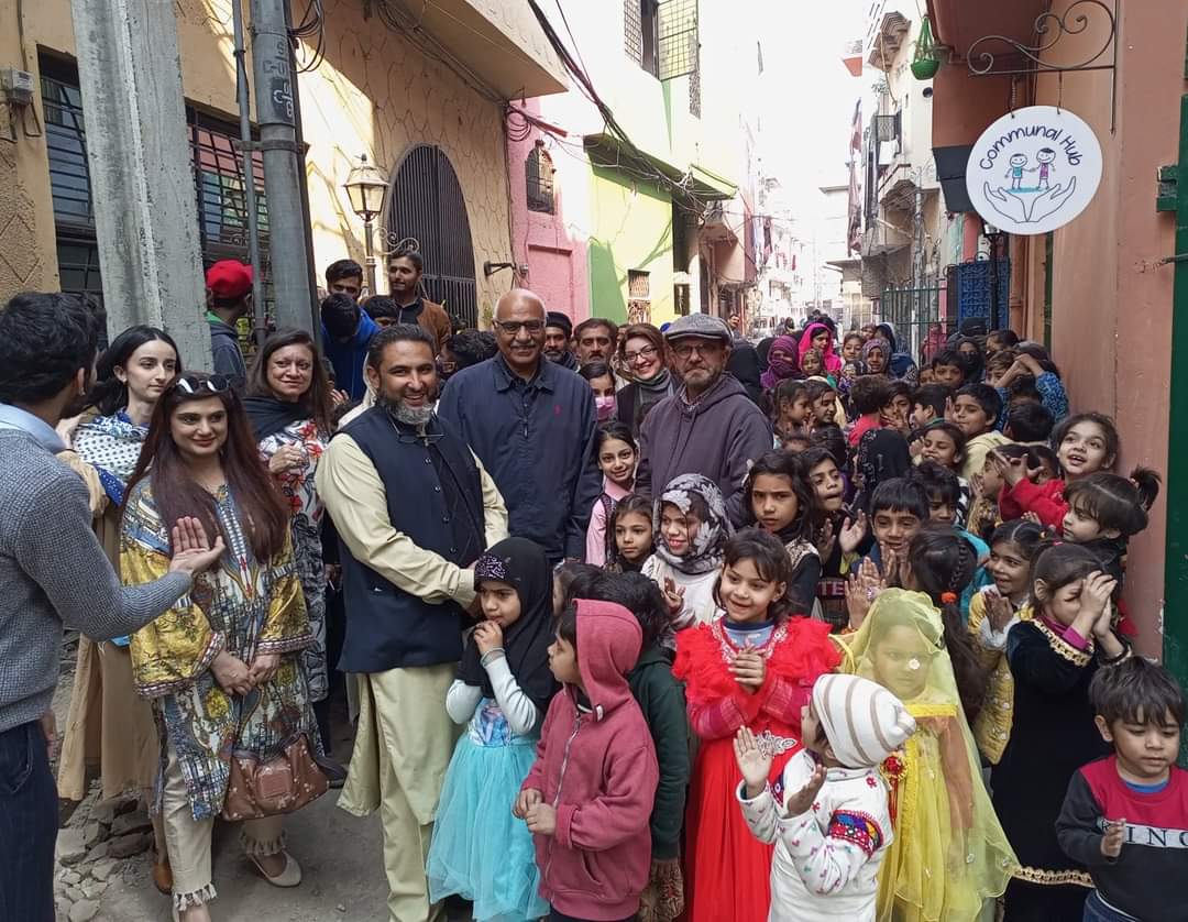 DrAmjadsaqib1's tweet photo. اس بارمیں نے اپنی سالگرہ اس گلی میں منائی جہاں معززین کا جانا کم کم ہوتا ہے وہ اسکا نام بھی نہیں لیتے۔اخوت نے کمیونٹی ہب ک�� رضاکاروں کیںساتھ ملکے یہاں ایک سکول بنایا۔ان بچوں میں سے کچھ کے والدین جسم فروشی میں ملوث ہیں یا منشیات بیچتے ہیں ۔ ماہی بھی یہاں پڑھتی ہے۔ جی ہاں یہ سچ ہے https://t.co/TdY6m5CwdA