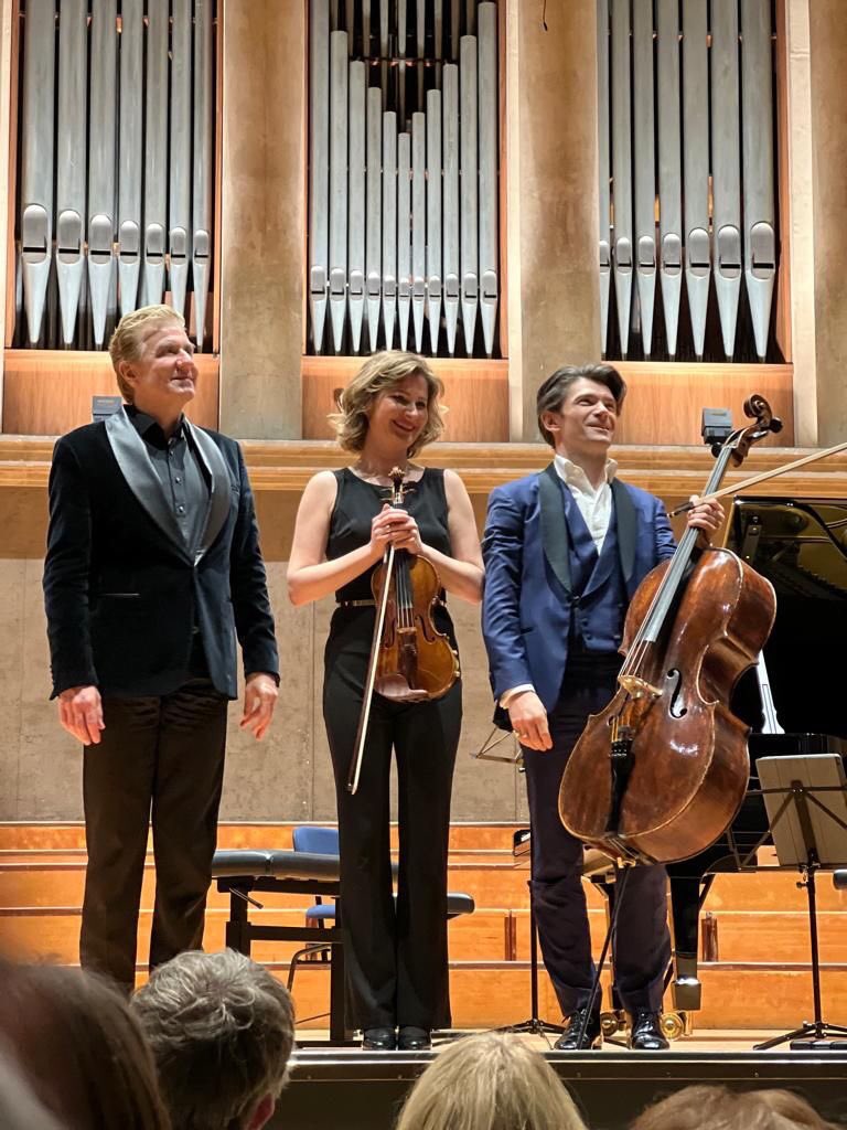 Après Vienne hier, ils ont conquis #Munich ce soir. Sublime concert dans la #Herkulessaal : bravo et merci Jean-Yves #Thibaudet <a href="/GautierCapucon/">Gautier CAPUÇON</a> <a href="/lisabatiashvili/">Lisa Batiashvili</a> !
📸Marion Stenzel
