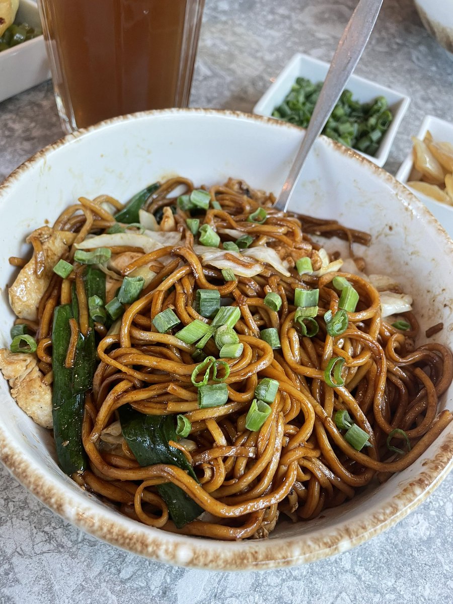 HebMT's tweet photo. Este platillo nuevo del #SushiFactory me gustó un buen. 👌 Factory Noodles. Creo que son de arroz, con pollito, cebolla, col con aceite de ajonjolí. https://t.co/RnnFH0WDAV