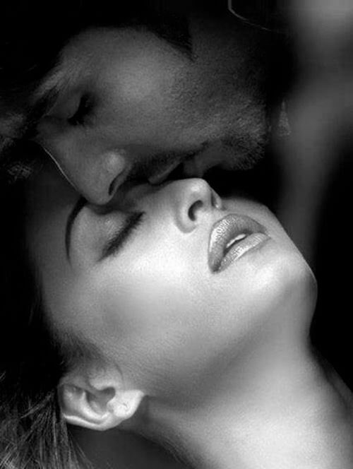 Целую глазки. Нежный поцелуй. Красивый поцелуй. Нежные губы девушки. Страстный поцелуй.