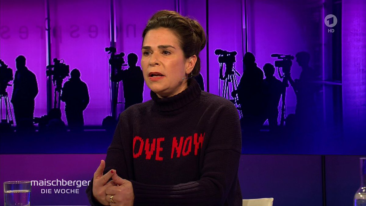 brikilli's tweet photo. Was will uns die #Springerin @rosidaggi mit ihrem Pullover sagen⁉️
#HaltDieFresseSpringerPresse⁉️
#Maischberger https://t.co/BvYLblGhUx