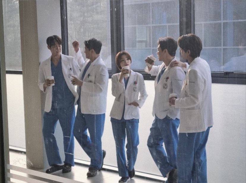 제작진은 이달 초 감독판 블루레이·DVD 촬영을 위해 한자리에 모였다. ‘슬의생’에 대한 애정이 남다른 주연배우들은 각자 바쁜 스케줄을 소화하는 중에도 일정을 맞춰 관련 촬영에 적극적으로 나섰다. 주인공들과 함께 병원 일상을 그린 일부 조연들도 참여한 것으로 알려졌다. 

슬의 블루레이 제작!