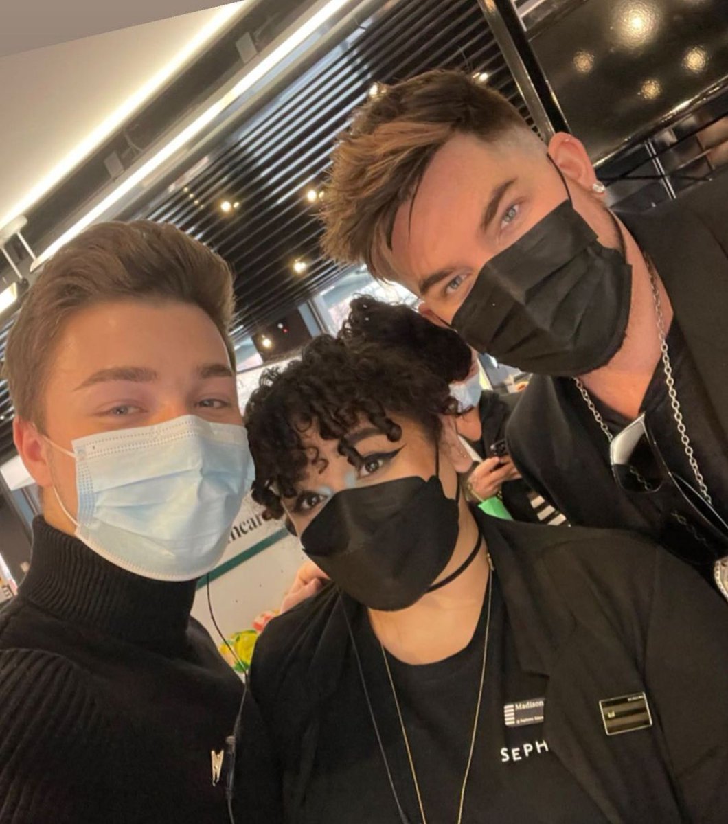 📷|Adam in New York today, shopping at Sephora. Hi 😍

Via theaimeeamour:"this must've been my bday gift, so amazing meeting you <a href="/adamlambert/">ADAM LAMBERT</a>"