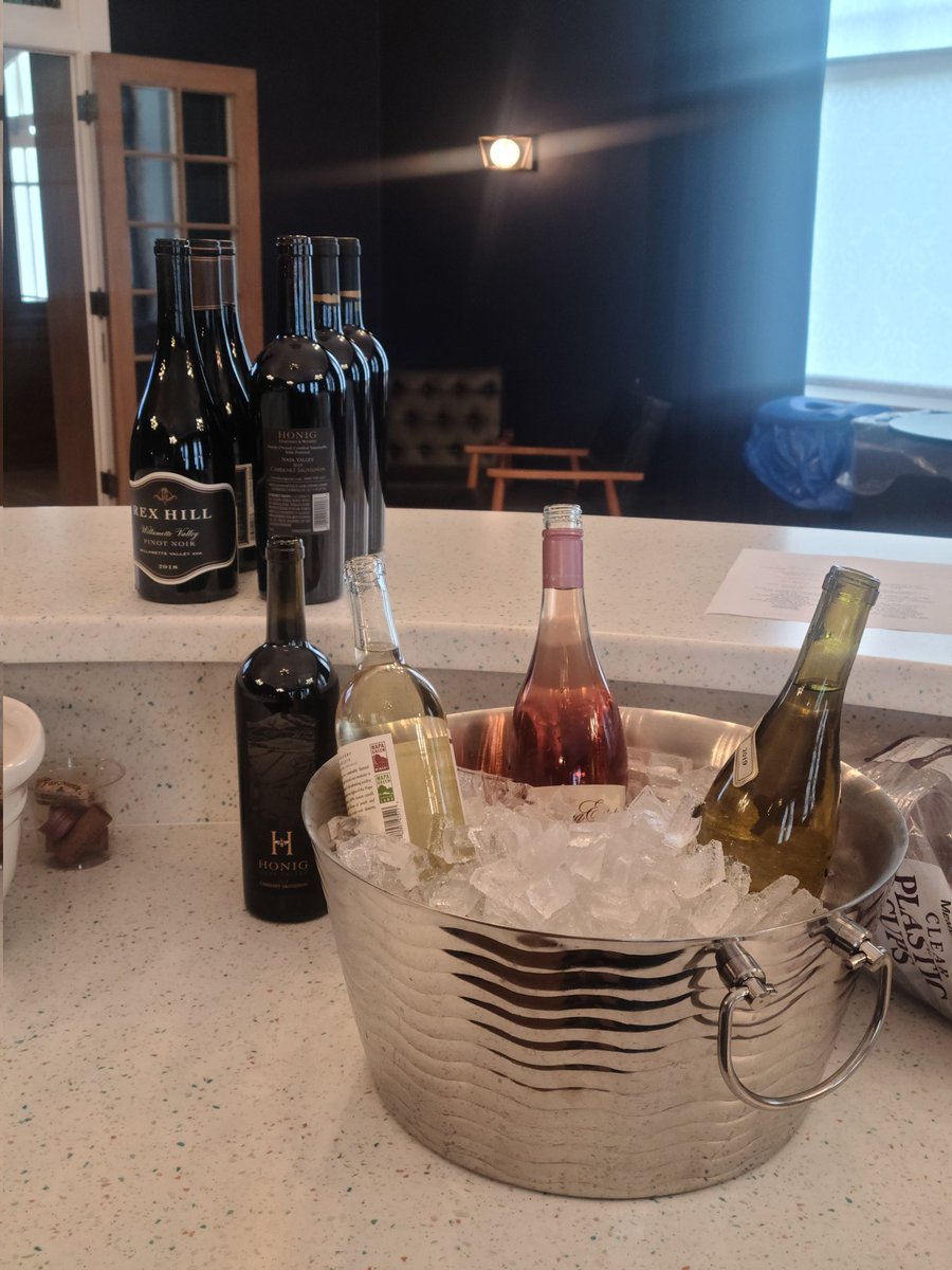 CapConnectionKS's tweet image. Monthly #ksleg Wine and Spirits tasting, at The Beacon, less than a block from the capital, 9th and Topeka.

Open to all Legislators and staff. Here until 7pm.

See you soon!