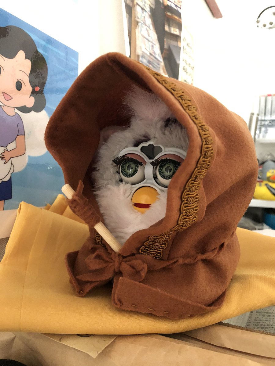 norisax's tweet photo. ローブが完成！わーい。
イメージがスターウォーズのジャワ族だけに、ジェダイ感がでました。フードの縁に針金を入れて形を作れます。
腰ヒモとなんか棒（※割り箸）は仮のものです。
＃ファービー ＃ファービー2 ＃ファービー好きさんと繋がりたい #ぬいぐるみ #ぬいどり ＃ジェダイ #スターウォーズ https://t.co/WO0jbpfYKU