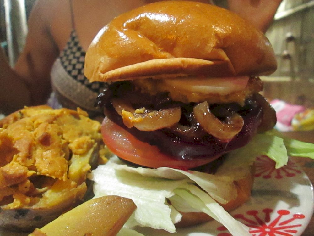 chefmompiche's tweet photo. Burger, anyone?
#AussieBurger #GrilledOnions #Beetroot #veganfood #vegans #healthyfood #organicfood #veganism https://t.co/I3pRXtOiIn