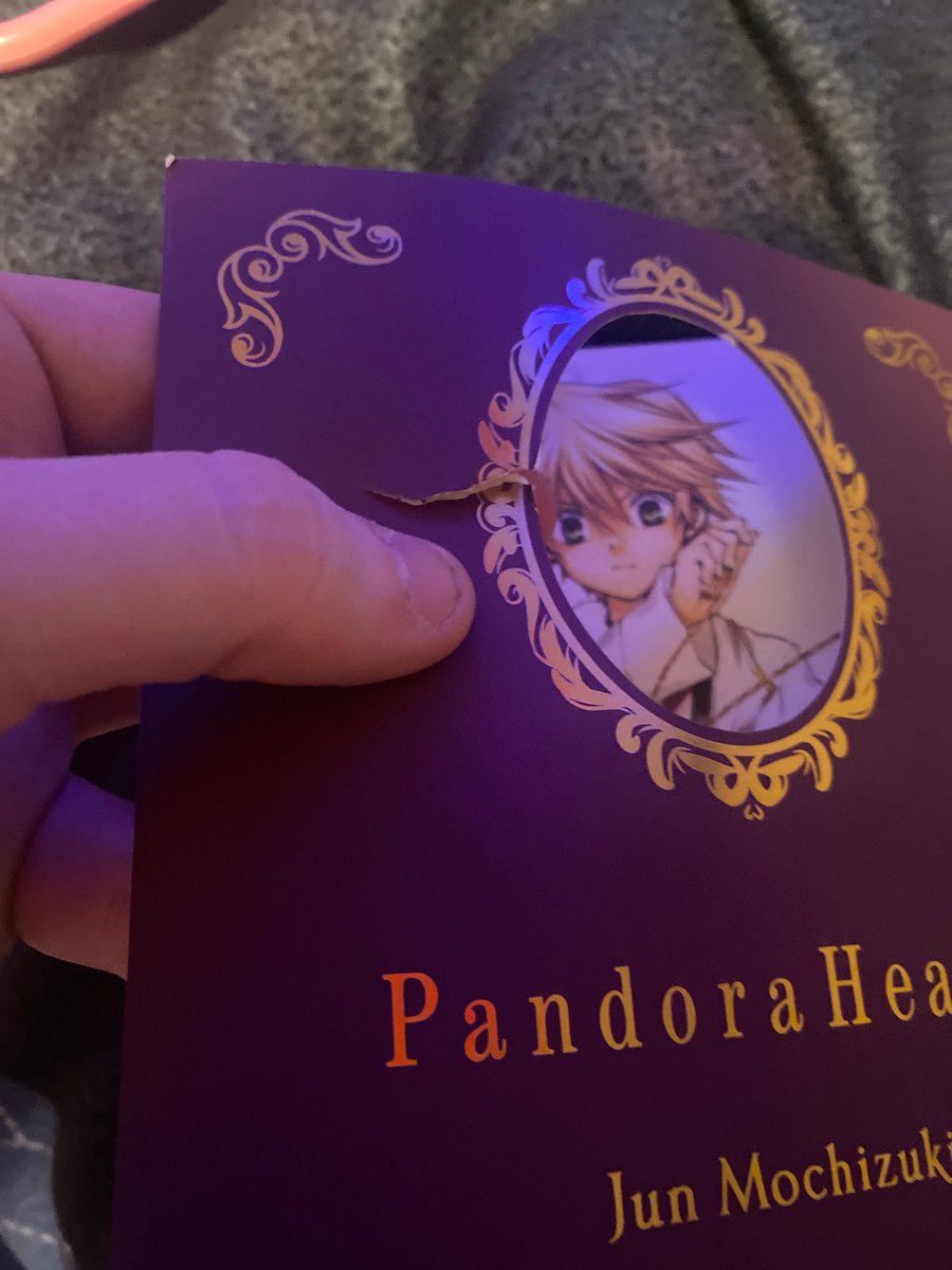 AVs_Squad's tweet photo. @yenpress hello I purchased the Pandora Hearts Pandora’s Box collection a few weeks ago. Didn’t really take a look at them but I noticed that volume 1 has a rip and volume 9 is dented. Also many of the volumes are scratched. Can I get new one? https://t.co/PvEwdxrOmq
