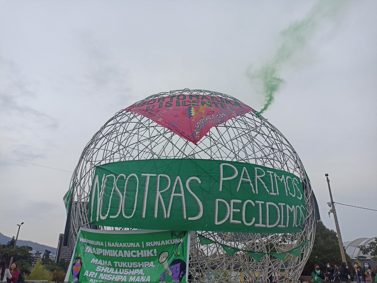#AHORA| En este momento en el Parque del Arbolito en #Quito, se concentran colectivos de mujeres, feministas y disidencias sexuales para realizar una marcha de antorchas en demanda de una #LeyJustaYReparadora que regule el acceso al #AbortoPorViolación en #Ecuador. 

Abrimos 🧵