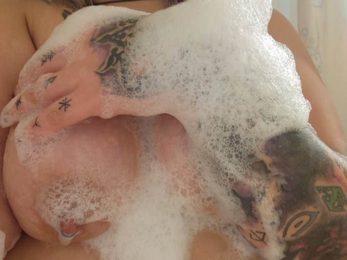 NerdyGothCurves’s pics and videos