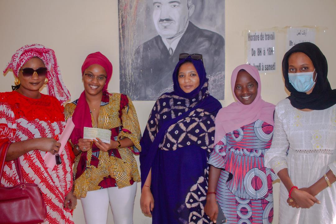AFPHY1's tweet photo. Choses promises, choses dues !! 😊😊 

Nous avons eu l'honneur de recevoir notre heureuse gagnante Madame Mariam Dicko qui a remporté la première édition "AFPHY 2022 Painting Competition sur les Mutilations Génitales Féminines". 

#endvgb #afphy https://t.co/yc6vH6KATS