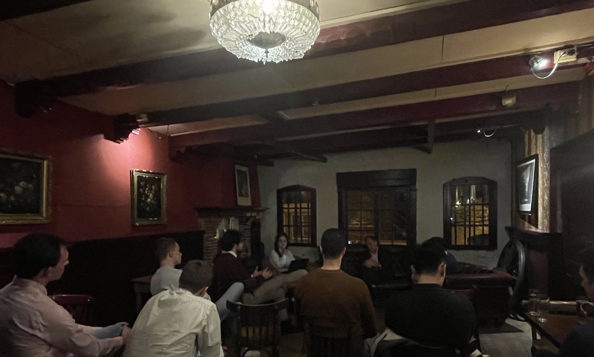 CDJALeiden's tweet photo. We kijken terug op een ontzettend mooie avond met @CarelStolker in de Keyzer! Na lange tijd weer een fysieke borrel met een mooi gesprek 💚 https://t.co/YlKHUarjiD