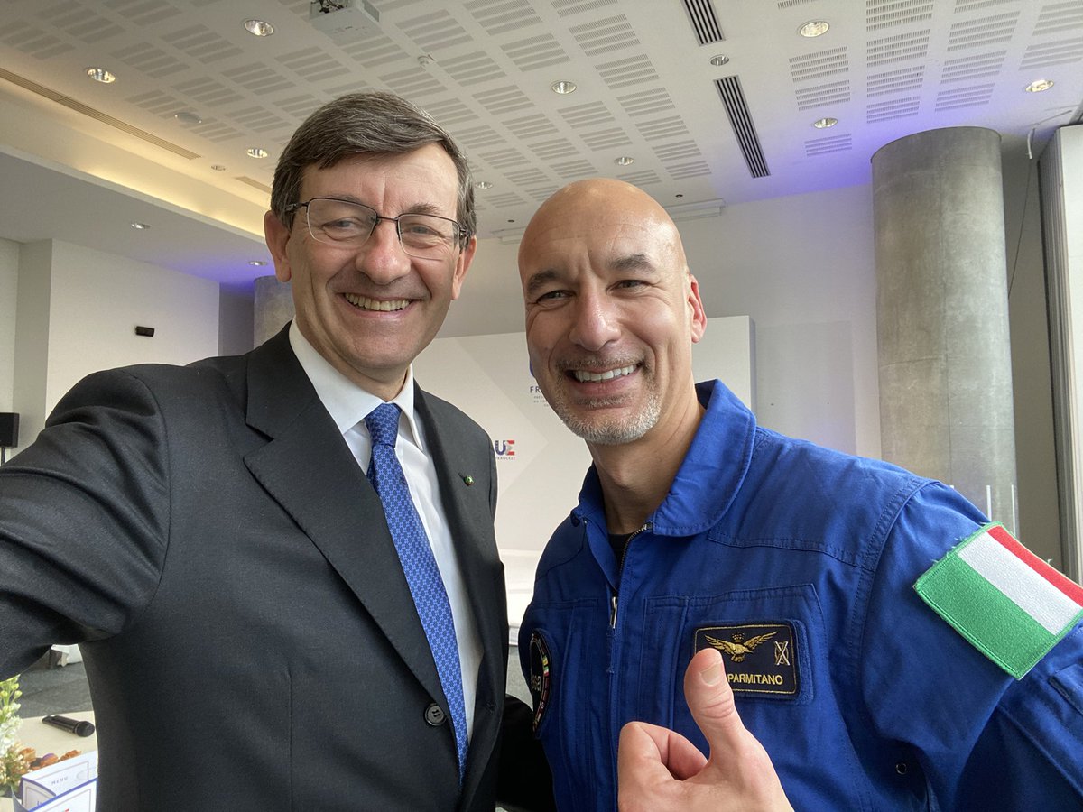 Alla riunione dei ministri EU oggi profondo e motivante discorso di @astro_luca sulla importanza della esplorazione spaziale per l’Europa. Complimenti a Luca Parmitano per il suo lavoro…e rinnovato impegno sui programmi europei di @esa e di @AgenziaSpaziale Italiana