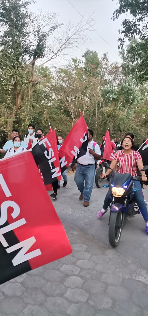 Silais_Leon's tweet photo. #SaludEnFamiliaYComunidad
Pobladores de Mina Limón reciben con alegría 🎉ambulancia entregada por el Comandante Daniel y Cra Rosario para atender las familias #LeónRevolución garantizando la continuidad de la Restitución de Derechos a la salud gratuita al pueblo #Nicaragua ❤️🖤 https://t.co/2VckE0BpNE
