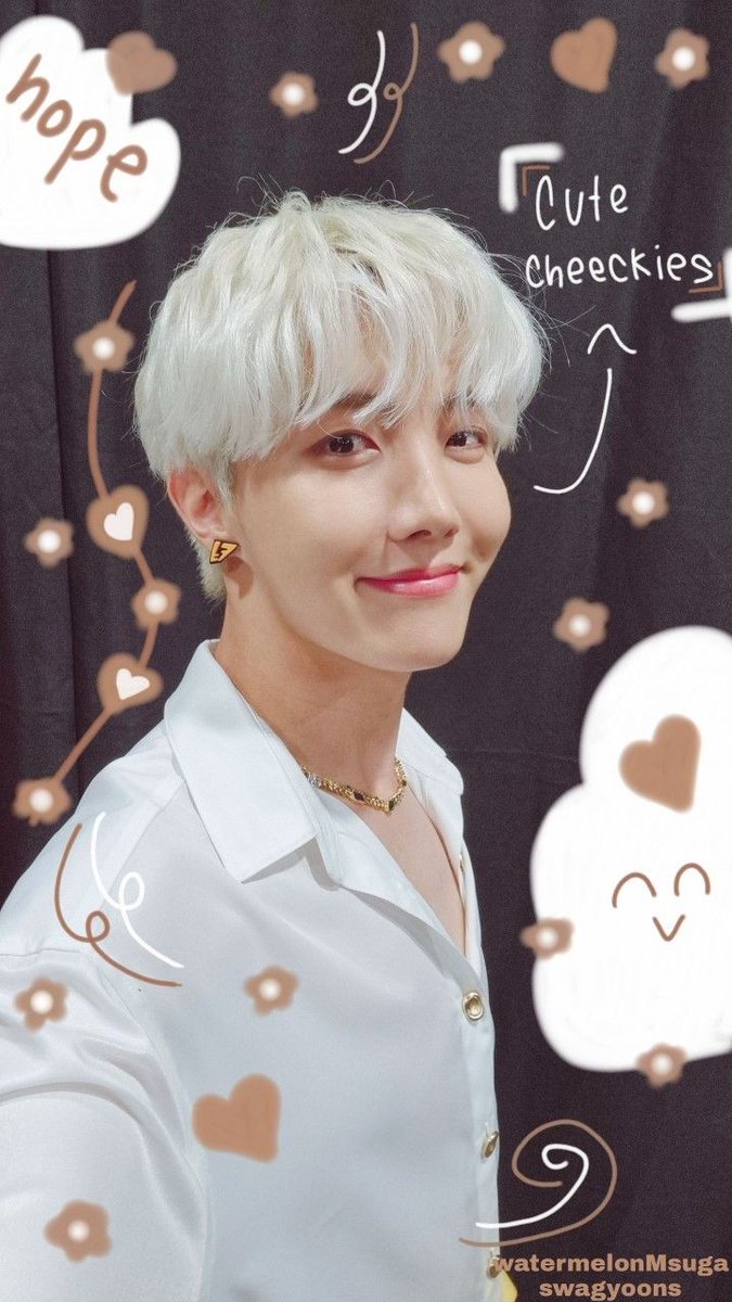 Avrpeachy's tweet photo. Matahari nya army. Yang bentar lagi ulang tahun. Udah dapet kado duluan yaa dari mas ganteng. 😂🤌. Jinhyung yang ngga mau telat dari yang lain. Ngucapin birthday jauh2 hari. 😂

#JhopeBirthday https://t.co/VHvxLYhanm