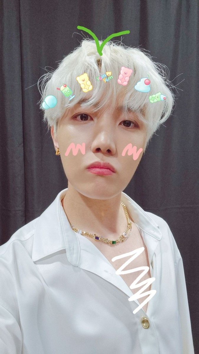 Avrpeachy's tweet photo. Matahari nya army. Yang bentar lagi ulang tahun. Udah dapet kado duluan yaa dari mas ganteng. 😂🤌. Jinhyung yang ngga mau telat dari yang lain. Ngucapin birthday jauh2 hari. 😂

#JhopeBirthday https://t.co/VHvxLYhanm
