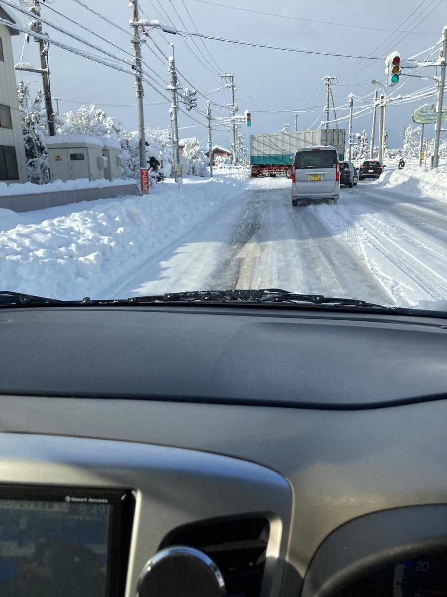prfhk082's tweet photo. 三条市⇔加茂市 国道403号
保内工業団地交差点にて大型トレーラー立往生のため道路塞がれて動けず。わずかな隙間を警察が片側交互通行にて対応中  この渋滞を抜けるのにほぼ1時間、、、通勤時間帯とあって、三条から加茂方向の渋滞が可哀想なくらい酷い 安全運転で～
#国道403
#渋滞 https://t.co/FzyMR23i8c