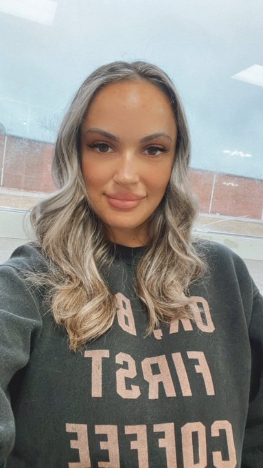 Surprise ! I&rsquo;m blonde 👱🏽&zwj;♀️ https://t.co/uIpClBAT9y