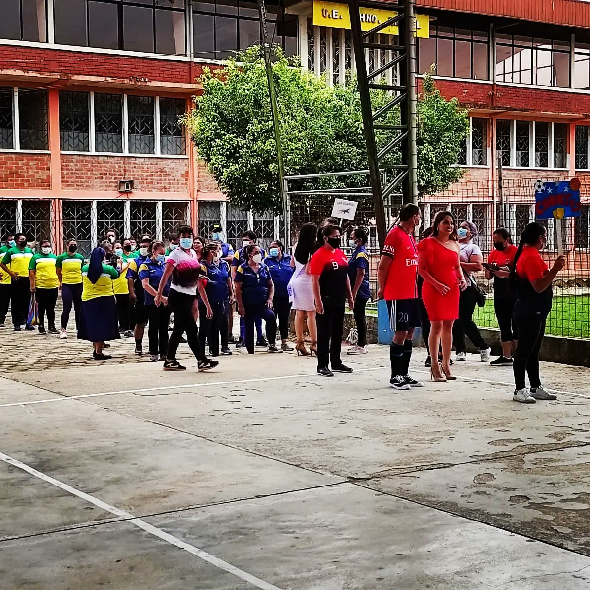 Rodrigo_AcostaM's tweet photo. #Deporte | Apoyando a los maestros👨‍🏫👩‍🏫 del Instituto Hermano Miguel, en su campeonato interno de deportes.

Felicidades👏 queridos maestros 👤que gane🥇 el respeto, 🥈pasión y la🥉 amistad.

#GenteHonesta #ProgresoDeTena #SaludYDeporte https://t.co/CaQ4TO95dX