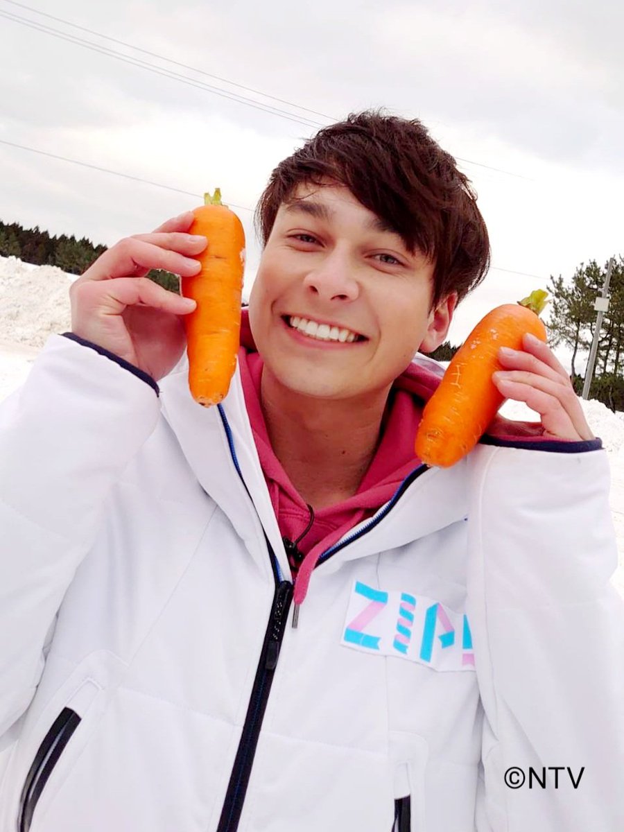 ZIP_asagohan's tweet photo. 【マーティン新うまいもんファイル203】
うまいもん探しの旅、今週は青森県からお届け！
締めくくりは深浦町で、雪の中で育った「ふかうら雪人参」をいただきマーティン！
驚くべき甘さで、ジュースが本当においしかったです！

舮作興農組合の皆さん、ありがとうございました！
#ZIPうまいもん
#青森 https://t.co/FfWm9ulHbJ