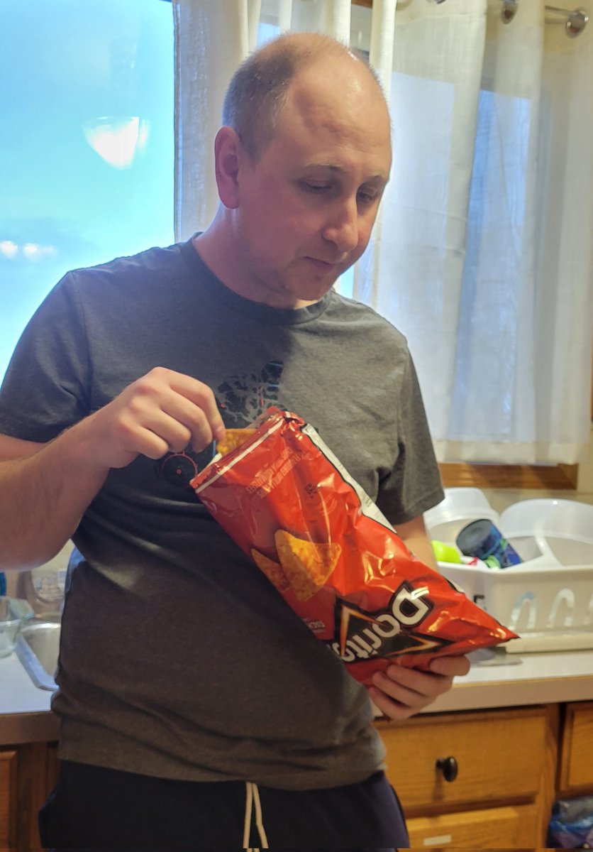 ShadesPhotos's tweet photo. Husband eating things incorrectly, part 3.
#husbandeatingthingswrong #ocdnightmare https://t.co/DvQipDuRgB