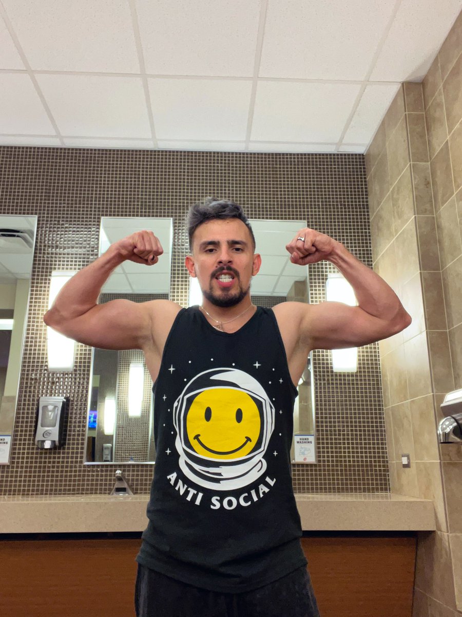 LuisFajardoHN's tweet photo. 32 años, el 19 de mayo ajustó los 33 💪🏻 #Hibody #Ricolino https://t.co/3bITwyX3UI