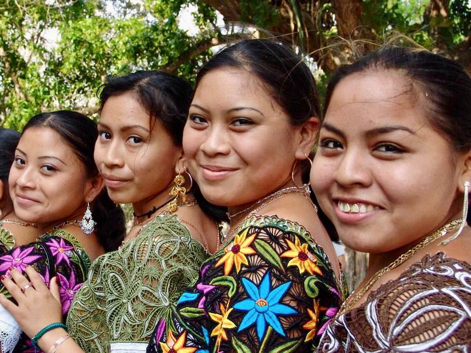 MauVila's tweet photo. “A t'aane' ku ye'esik máaxech ku ts'áakech táanil”… “Tu hablar demuestra quién eres, te hace presente".

Hoy con orgullo nos unimos como equipo para reconocer a la Lengua Maya como Patrimonio Cultural Intangible de Yucatán, poniendo en alto nuestra historia, cultura e identidad. https://t.co/QsUX7UAEMc