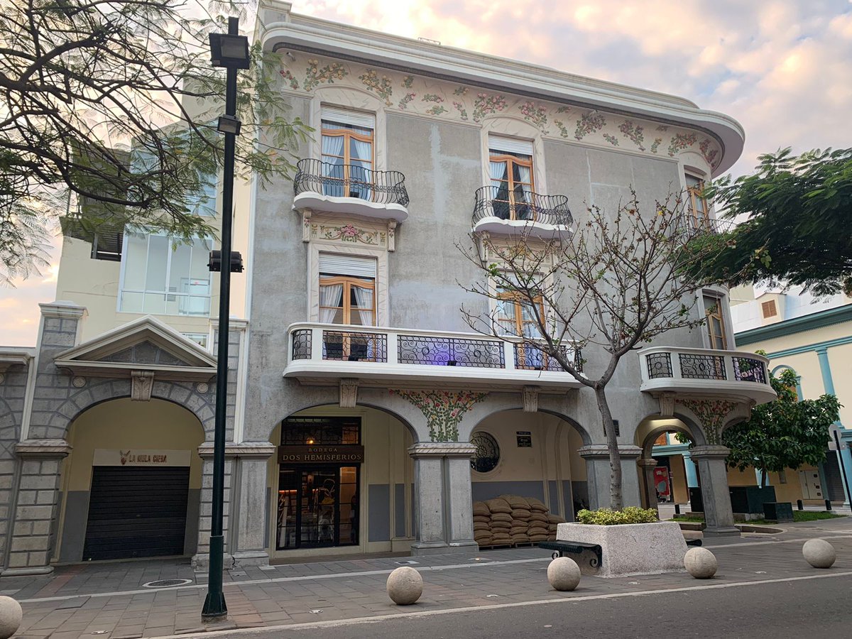 Cuando comenzamos a desarrollar el proyecto de la tiendita de Bodega Dos Hemisferios de la calle Panamá, entre las ideas que teníamos estaba el generar experiencias alrededor del Cacao (en definitiva, la tienda está EN el edificio del Museo del Cacao). 

1/6