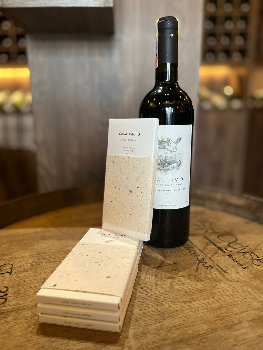 Los chocolates de casa cacao son especiales. Maridan muy bien sobretodo con Cautivo y Tomás Carlos. Tienen que ir a probarlos y ver la genialidad de Jordi Roca en unos chocolates fantásticos que son hechos exclusivamente con cacao de Hacienda Victoria aquí en Guayas. 

5/6