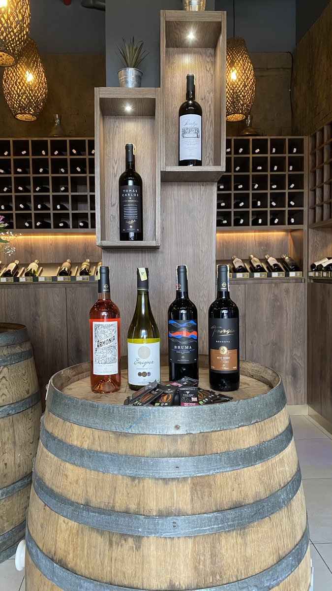 con algunos de los chocolates de Pacari, y también tenemos los tres chocolates de Casa Cacao hechos con cacao ecuatoriano.

Cada combinación de chocolate va perfectamente maridada con nuestra selección de vinos.  

3/6