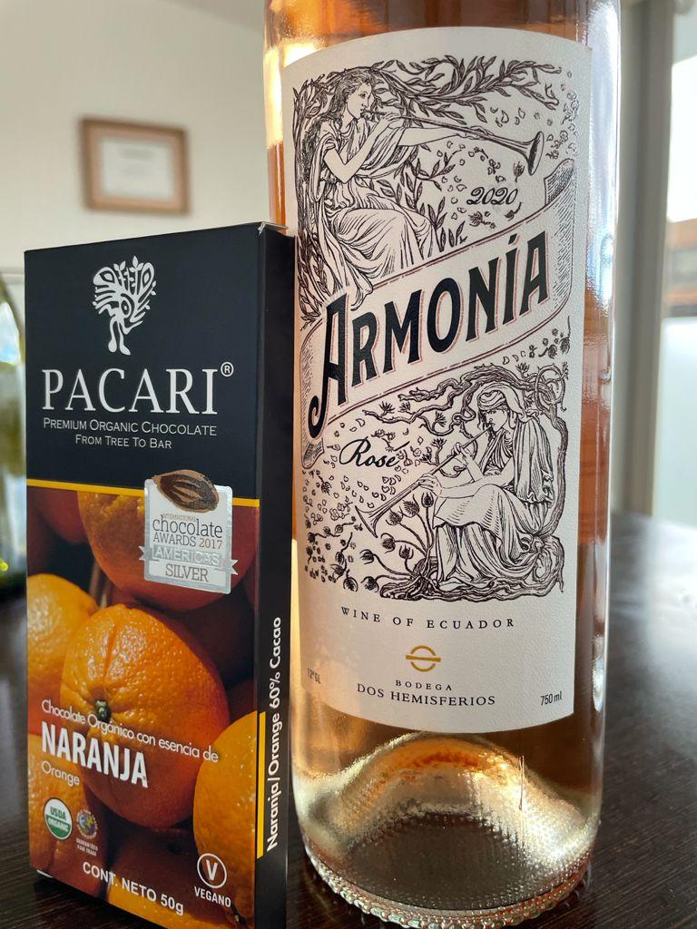A continuación, las 4 opciones disponibles con Pacari: 

1. Enigma con Pacari Cardamomo
2. Travesía Petit Verdot con Pacari Pimienta Dulce
3. Bruma Cabernet Sauvignon - Malbec con Pacari 60% Cacao Esmeraldas
4. Armonía Rosé con Pacari Naranja

4/6