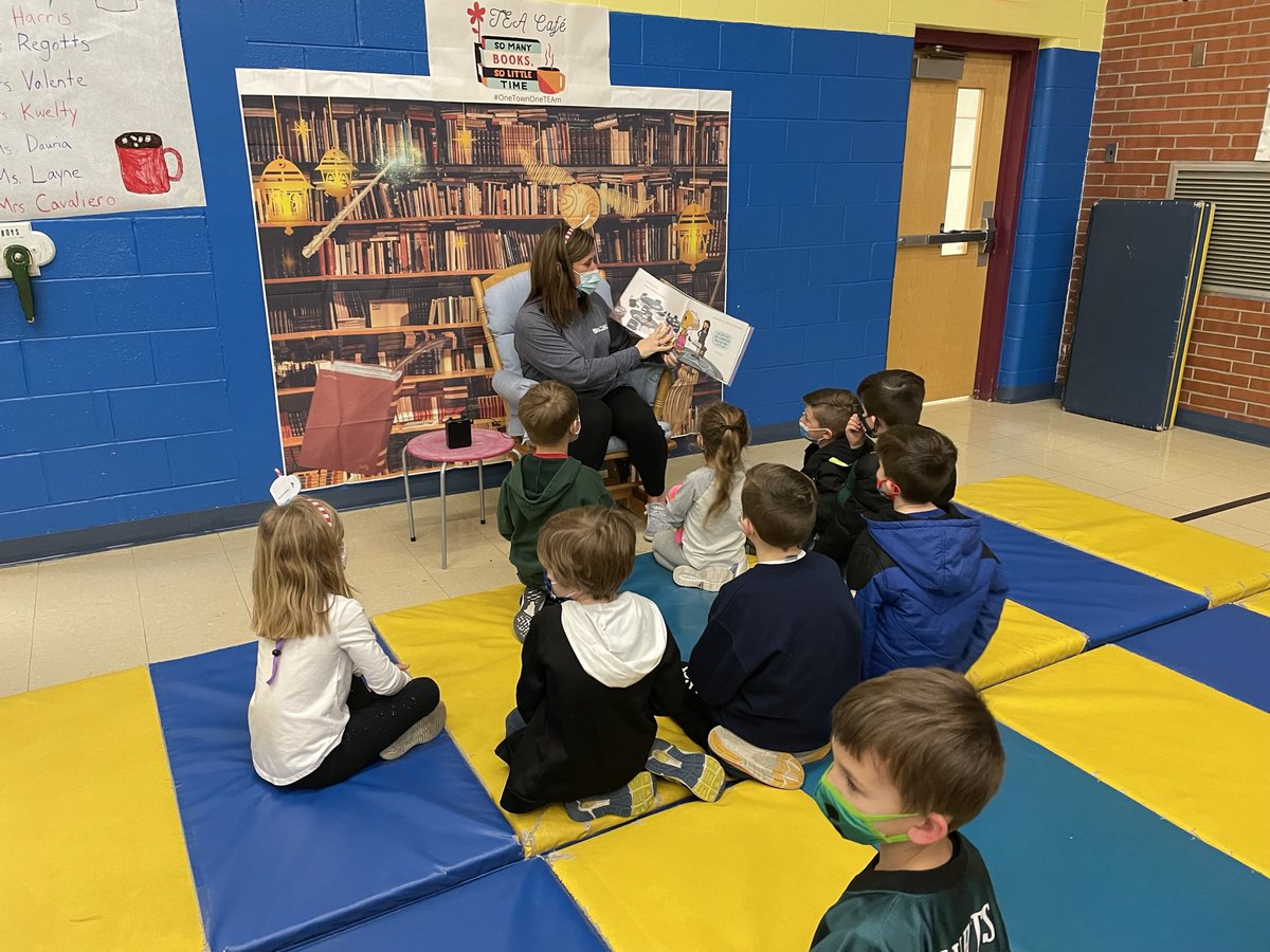 TabernacleEA's tweet photo. Reading with @ValenteMeg is a roaring good time! #OneTownOneTEAm #CuddleUpAndRead https://t.co/CgWnPblUIV