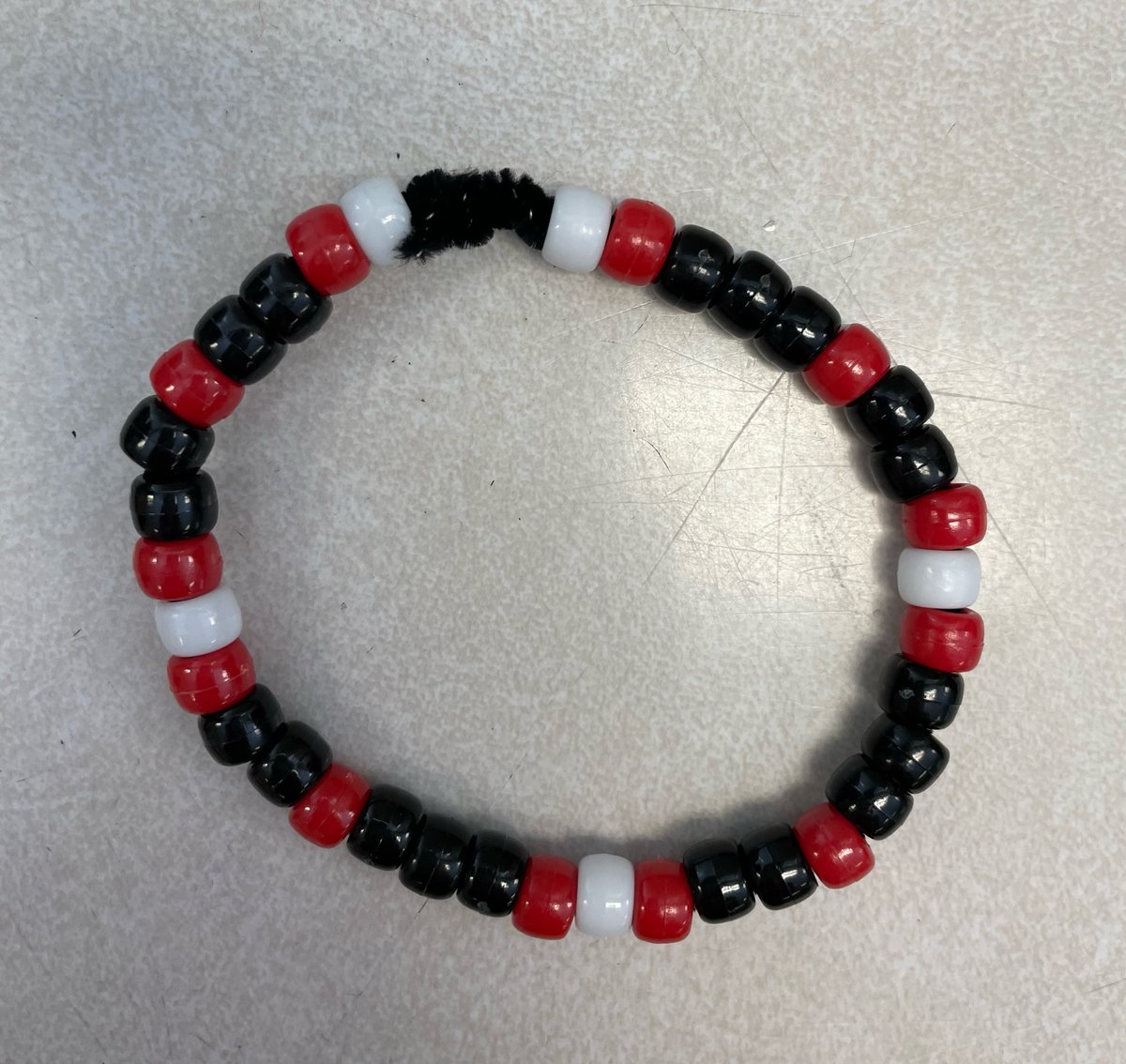 MmeAuger's tweet photo. Les élèves ont écrit des mots de 3 ou 4 lettres en code binaire (ASCII Binary Alphabet) avec des cure-pipes et des perles. @AssisiOCSB #ocsbfsl #ocsbarts #ocsbscience #ocsbmath #binaryalphabet https://t.co/fMdMSPmG14