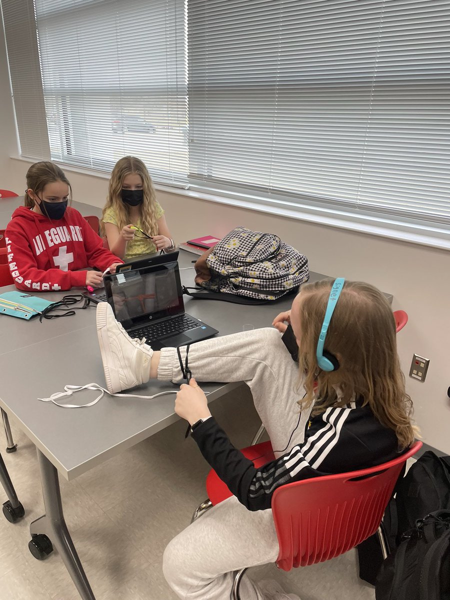 TeachCPWilliams's tweet photo. 6th graders worked on learning seven different kinds of knots today as part of their survival unit 🪢 #SignetAtShores @ShoresMiddle @PWCSGiftedEd https://t.co/S1G5CPJ3Gt