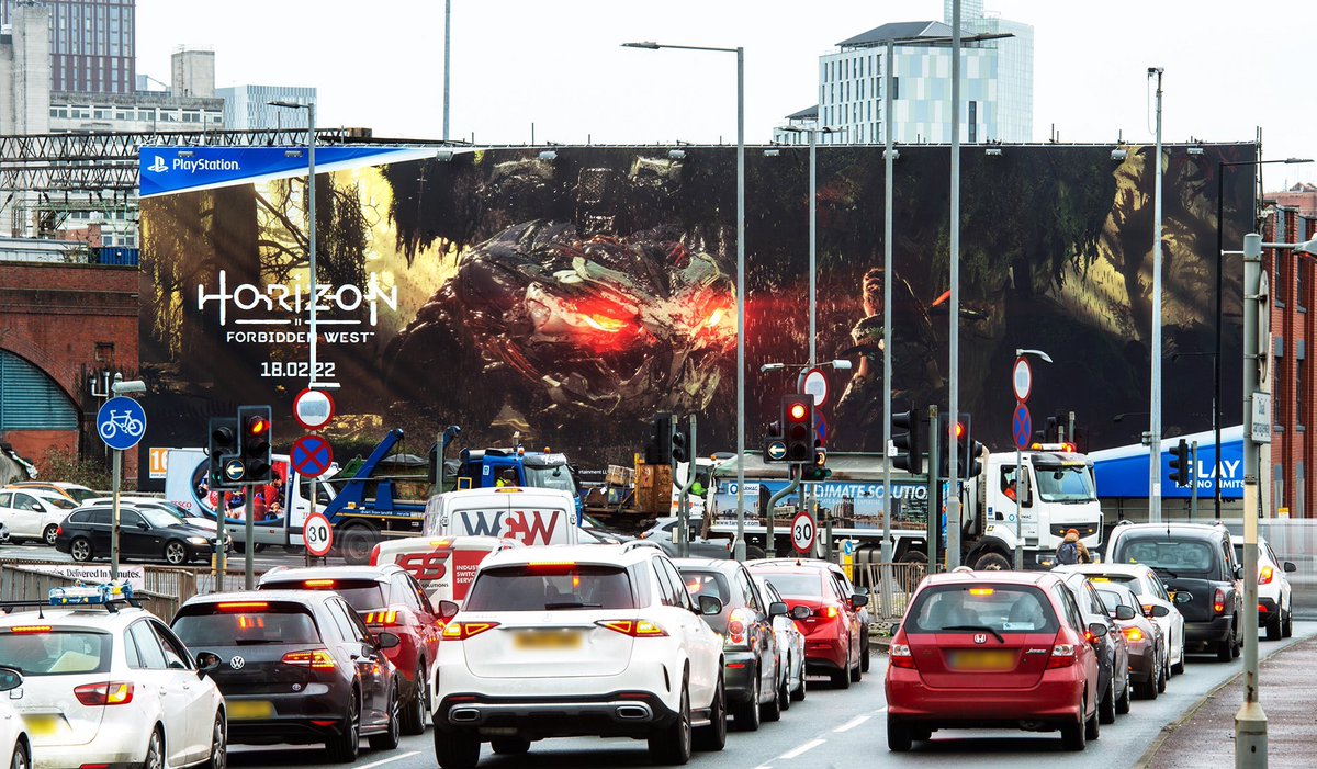 Появляется реклама в играх. Реклама Horizon в Питере. Хорайзинг враждебные машины.