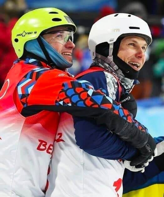 alxr_gol's tweet image. Российский и украинский спортсмены обнялись после окончания соревнования по лыжной акробатике, вопреки запрету Минспорта Украины на любые контакты с россиянами. Россиянин Илья Буров взял бронзу, Александр Абраменко серебро, а первое место занял китаец.