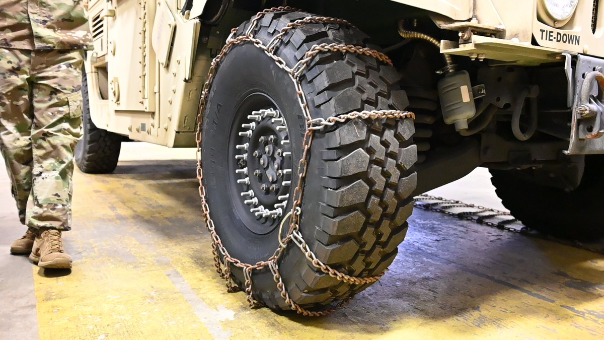 ANRALCOM's tweet photo. Army National Guard Soldiers from the 263rd AAMDC, S.C. National Guard, conduct wheeled vehicle tire chain training, Feb 5, in preparation for #ARCTICEDGE22
@USNorthernCmd #ae22 @11th_Air_Force #AlaskanCommand @NORADCommand @RCAF_ARC @USArmyAlaska https://t.co/804Rb59tBY