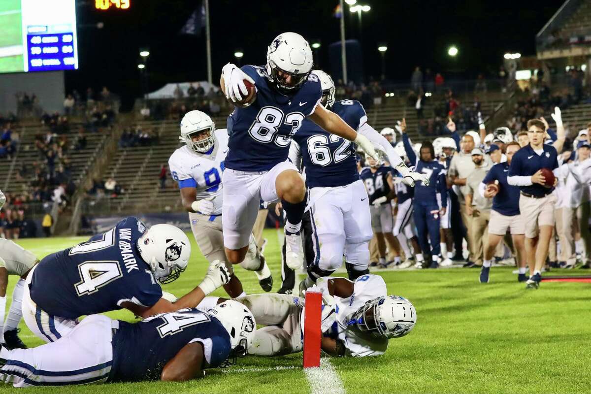 HenryGarrity2's tweet photo. Blessed to say that after a great conversation with Coach @johnmarinelli I have received an offer from the University of Connecticut🔵⚪️🔴#HUSKYREVOLUTION @akorzo1 @AllenTrieu @TheD_Zone https://t.co/LvzUOePNyR