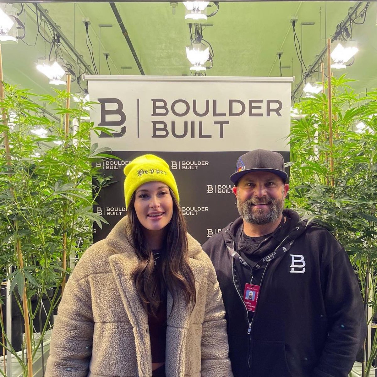 WilliesReserve's tweet image. Thank you @KaceyMusgraves for visiting with one of our independent farmers #BoulderBuilt in Denver today! It was truly a golden hour for us all! #williesreserve #willienelson #kaceymusgraves #goldenhour