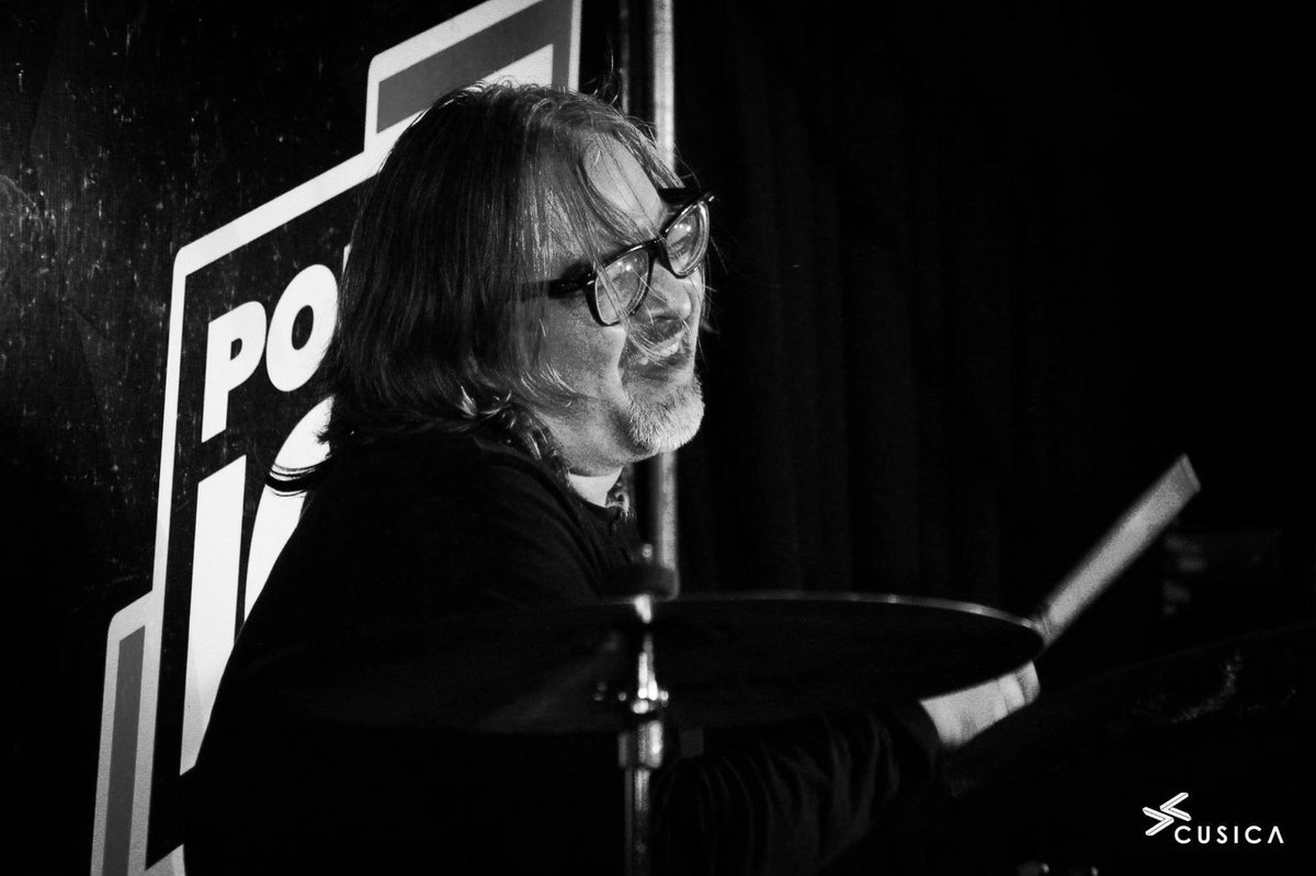 Estamos devastados por la pérdida de nuestro amigo Diego Márquez (<a href="/zapato3/">Zapato3 Oficial</a>). Su historia con esta casa data desde su acercamiento con Los Insurgentes, su participación en Encuentro en el Ruedo con Zapato 3, y las veces que lo tuvimos como sonidista y músico. Querido y recordado.