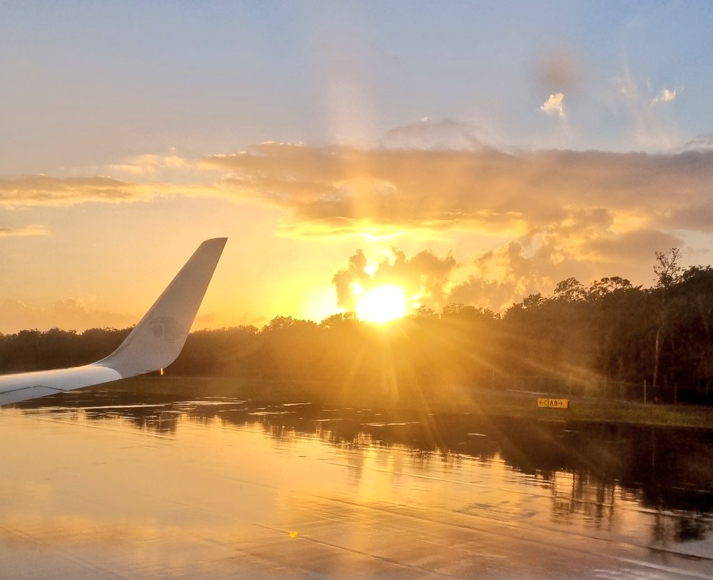 AnnaDelAire's tweet photo. #Cancún #Terminal4 #Aviación #RainyDay https://t.co/s4gbRvX2Qm