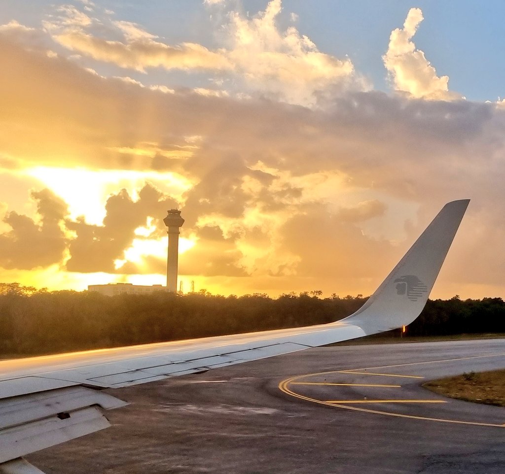AnnaDelAire's tweet photo. #Cancún #Terminal4 #Aviación #RainyDay https://t.co/s4gbRvX2Qm