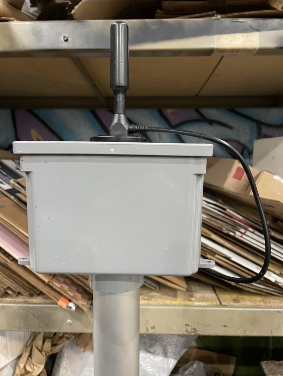 johnnybeacons's tweet photo. MNTD Goldspot with Bobcat antenna on modified dish bracket 25 feet in the air! #mntd #helium $HNT #hexllc https://t.co/Bt1QdsKqKS