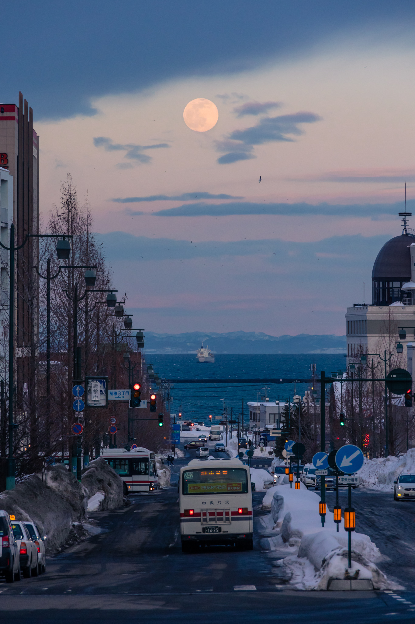 小樽市 おはようございます 広報広聴課です 昨日の夕方 小樽駅前から中央通りを見ると きれいな月が昇っているのが見えました 多くの人が足を止め カメラやスマホに写真を納めていました 今夜は月が昇る方角は昨日とはずれますが 空が晴れて