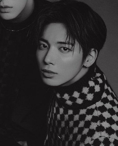 sweetpeach_txt's tweet photo. 🌚🎓💲💣🕷🖤▪️📞➿
🔜👣 흑발 #태현 모음 ♣🐈‍⬛
✔️🎵⚫️🏴‍☠️🕶🗝🎬📓♠️ https://t.co/BN1DlO9UFK