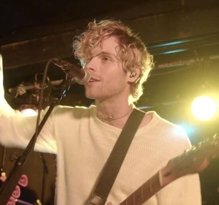 Holdinmehood_'s tweet photo. luke hemmings es literalmente un sueño https://t.co/r9U9UovQUq