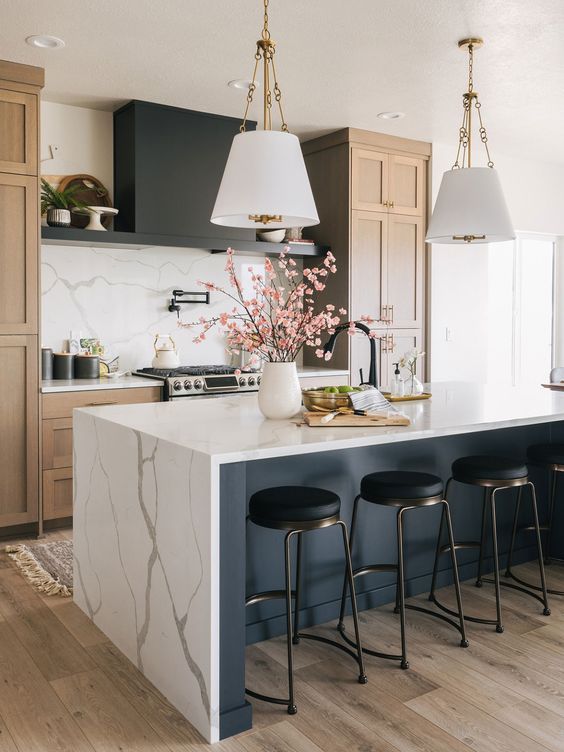 AlexIrishTeam's tweet photo. Light Wood Cabinets with Marble and Brass Accents 😍 

#realestate #realtor #realestateagent #home #property #forsale #investment #realtorlife #househunting #dreamhome #luxury #interiordesign #newhome #luxuryrealestate #architecture #preconstruction #burlington #ontario #canada https://t.co/IbundhcGre