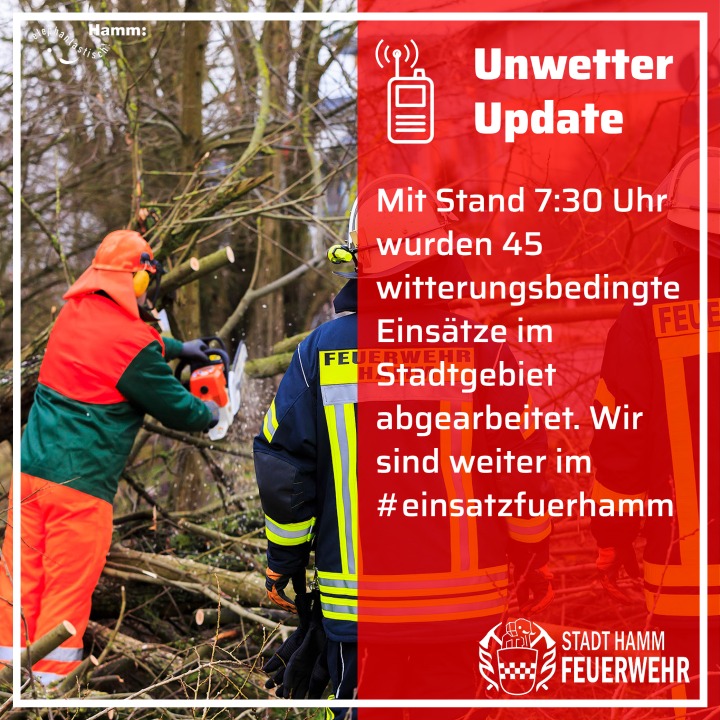 FeuerwehrHamm's tweet photo. Update!
Stand jetzt wurden 45 witterungsbedingte Einsätze durch die Feuerwehr Hamm abgearbeitet. Größtenteils galt es, umgestürzte Bäume🌲 zu beseitigen. Es gab eine leicht verletzte Person. Horster Straße und Klostermühlenweg bleiben vorerst gesperrt.
#hamm112 #einsatzfuerhamm https://t.co/1yPCkZqUUP